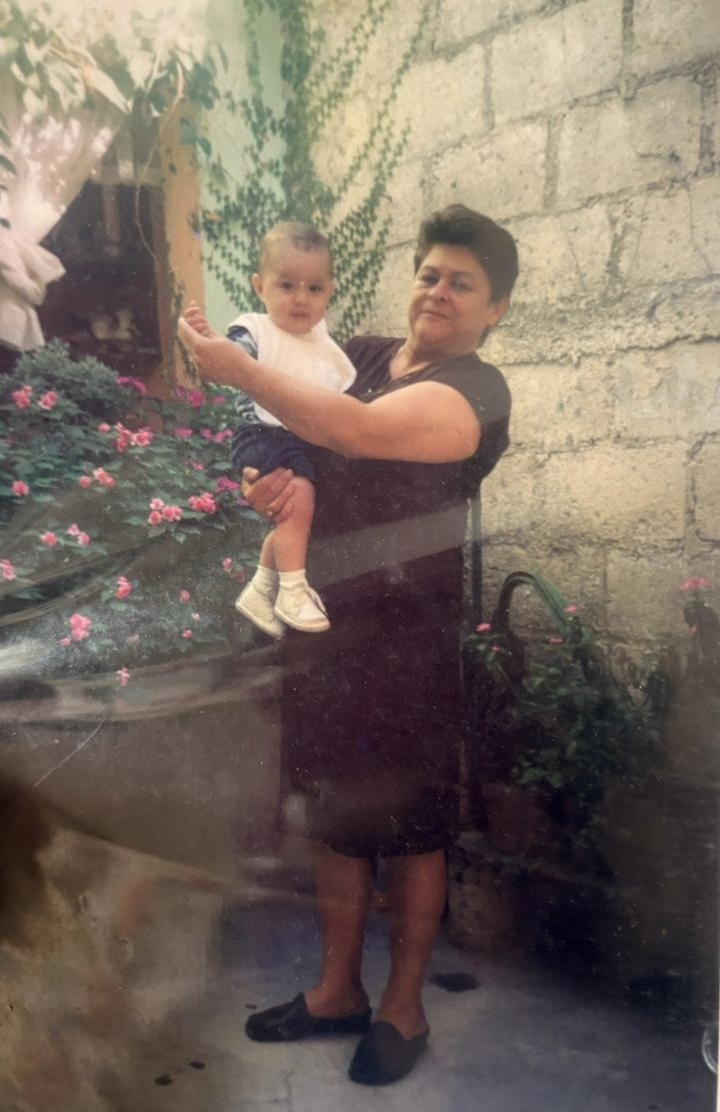 Mama Tita cargando a su nieto cuando era bebé